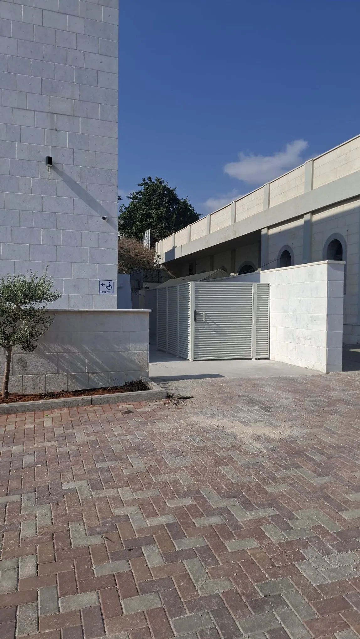 הכניסה הנגישה למבנה, עם שילוט כניסה נגישה