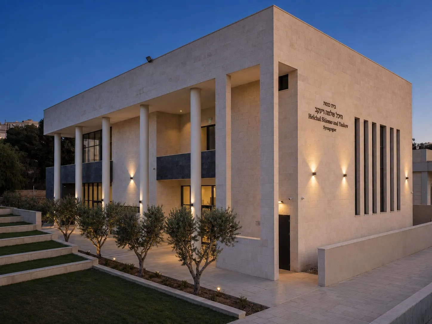 מבט חיצוני על בניין בית הכנסת יוסף-לי, היכל שלמה ויעקב, בשעת בין הערביים