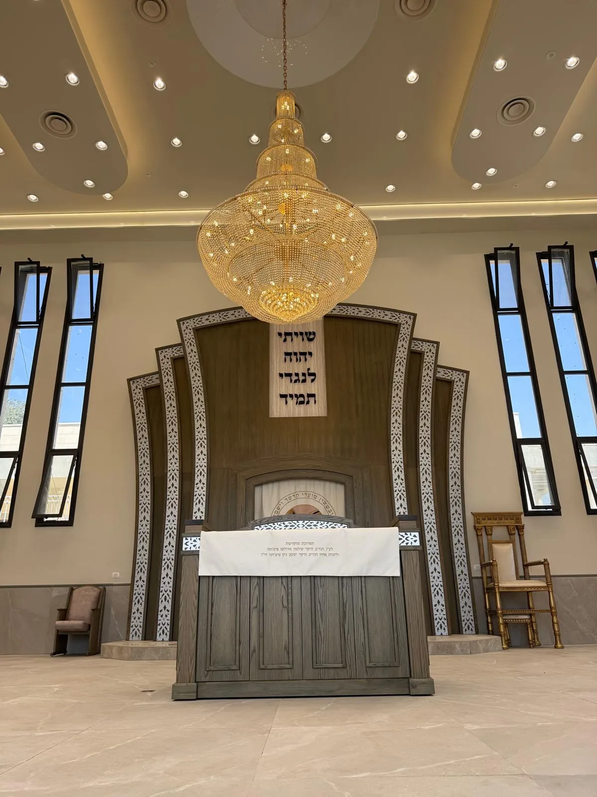 ארון הקודש באולם התפילה